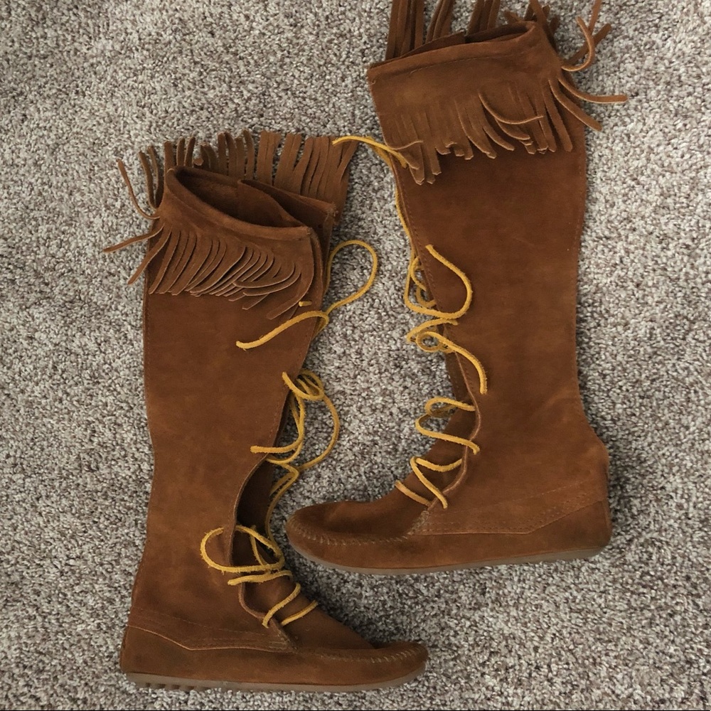 Minnetonka Moccasin Boots size 6